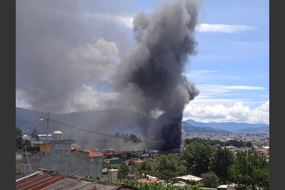 Un aparatoso incendio ocurrió este día en la ciudad de Quetzaltenango. (Foto: Stereo100/Soy502)