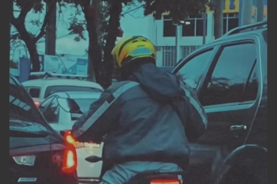 El conductor se robó las miradas por la manera en que esperó a que los vehículos avanzaran. (Foto: captura de video)