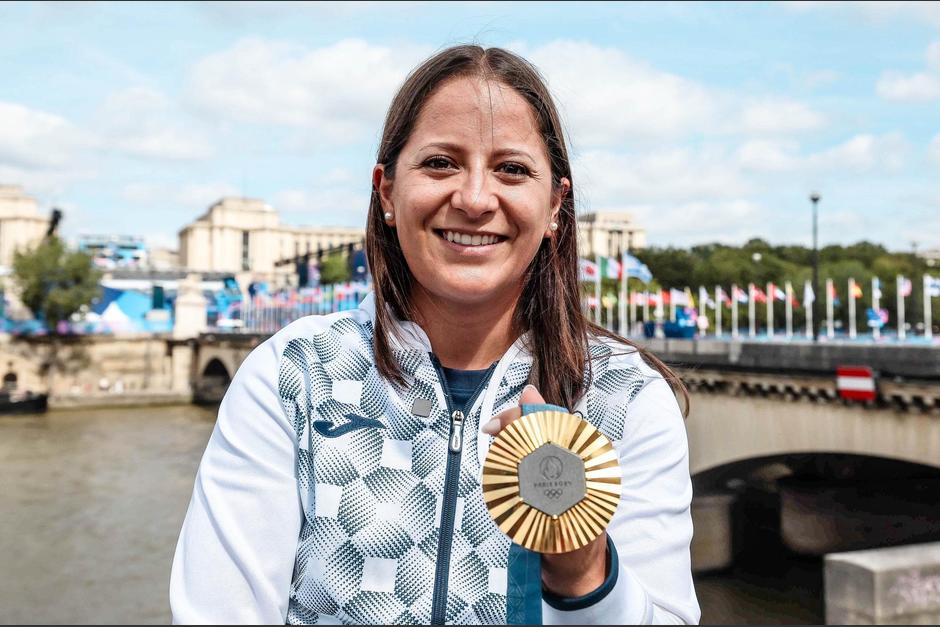 &nbsp;La deportista Adriana Ruano lució por varios lugares emblemáticos de París su medalla de oro. (Foto: COG/Soy502)