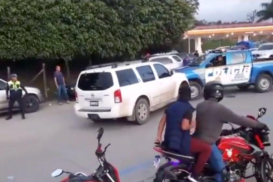 En video quedó captado el enfrentamiento armado entre la PNC y un conductor ebrio que intentó atropellar a varias personas. (Foto: captura de pantalla)&nbsp;