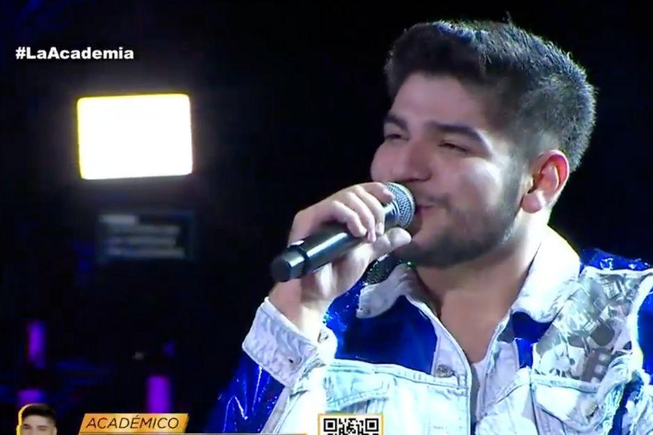 El guatemalteco cantó en solitario por primera vez en el escenario de "La Academia". (Foto: TVAztecaGuate)