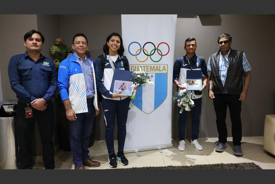 Los deportistas Erick Barrondo y Mariandré Chacón regresaron anoche de Paris. (Foto: COG/Soy502)