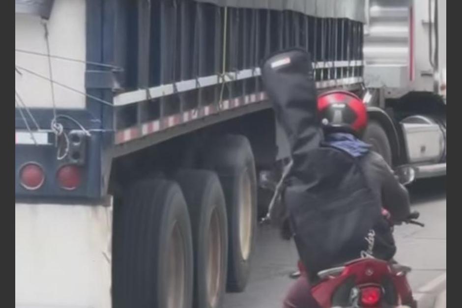 El conductor hizo una arriesgada maniobra que alarmó a otros automovilistas. (Foto: captura de video)