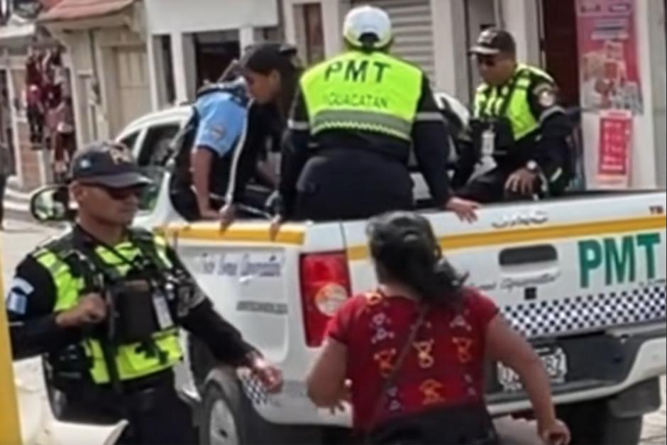 Una mujer sufrió una brutal caída tras lanzarse de una patrulla de la PMT de Aguacatán, Huehuetenango, en su intento de recuperar su mercadería decomisada. (Foto: captura de pantalla)&nbsp;