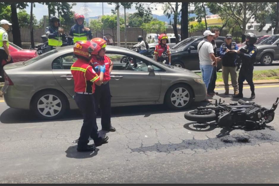 Un conductor resultó herido tras enfrentarse a balazos contra sus asaltantes en el Anillo Periférico. (Foto: cortesía/Bomberos Municipales)&nbsp;