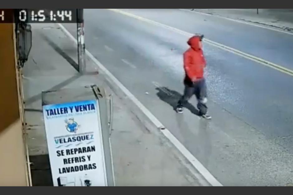 Una cámara de seguridad captó el momento en que un hombre se robó una moto estacionada. (Foto: captura de pantalla)&nbsp;