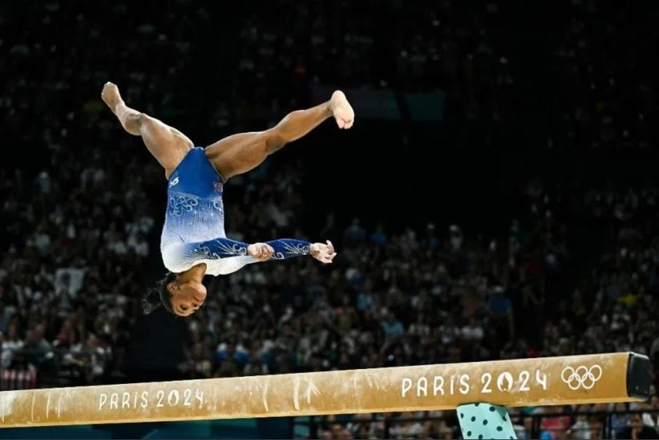 Simone Biles, la destacada gimnasta estadounidense, sufre una caída durante la prueba y pierde la medalla de oro.&nbsp;(Foto: El Observador)