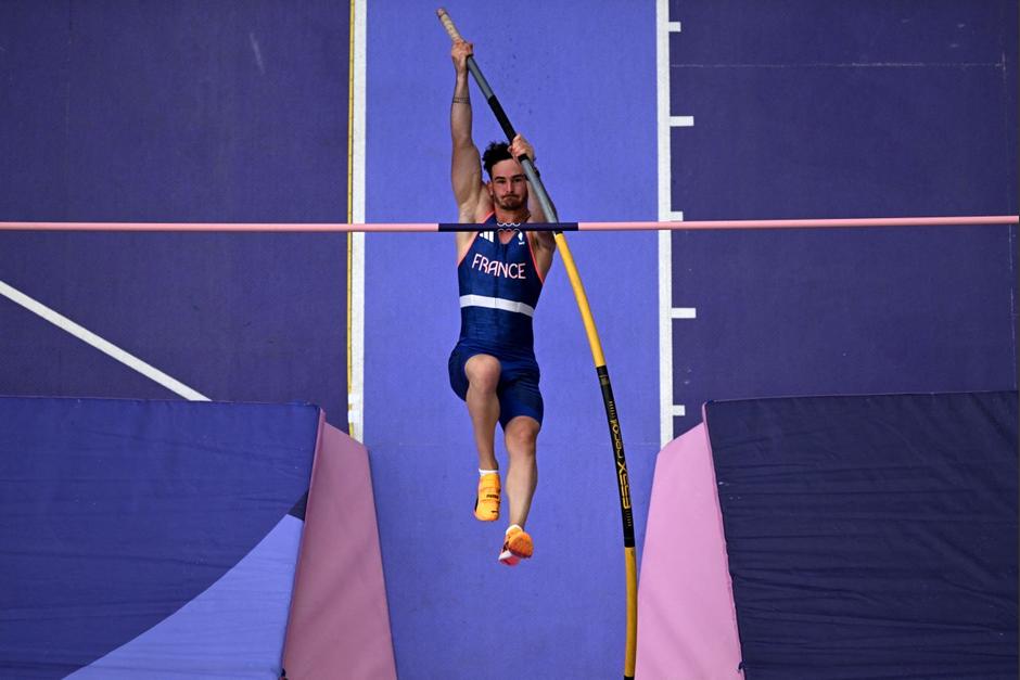 El atleta fue eliminado de los Juegos Olímpicos tras derribar la vara con sus partes íntimas. (Foto: AFP)