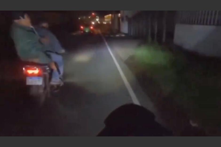 Motorista graba el momento en que es asaltado por dos hombres en otra motocicleta. (Foto: captura de video)