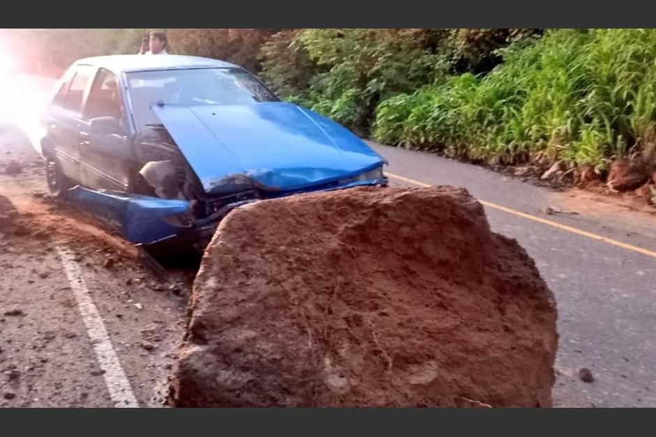 Enormes rocas se desprenden y conductor se salva de morir aplastado. (Foto: redes sociales)