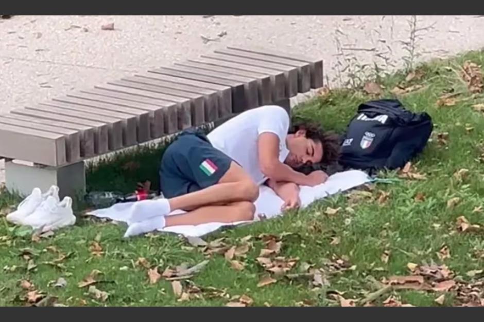 Nadador olímpico Thomas Ceccon durmiendo en un parque. (Foto: captura de pantalla)