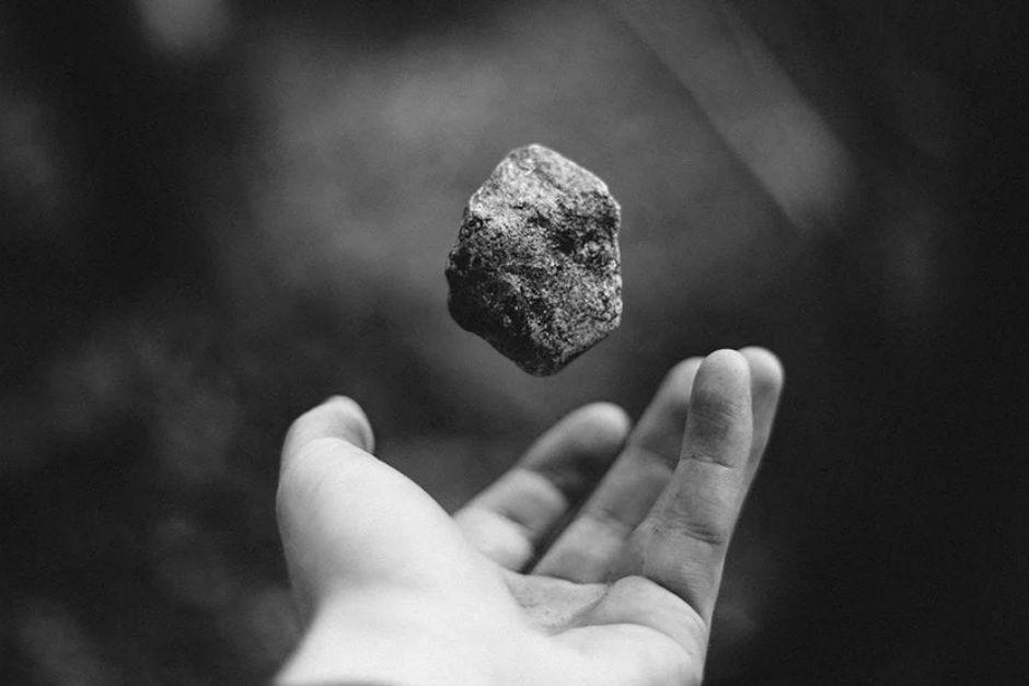 Un hombre lanzó una piedra desde un puente e hirió a un conductor que iba en marcha. (Foto ilustrativa: Shutterstock)