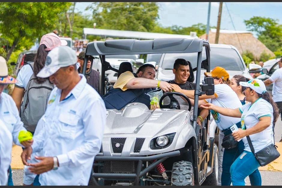 El diputado por Zacapa fue captado durante una actividad regalando pulseras que llevarían su nombre. (Foto: RR. SS.)