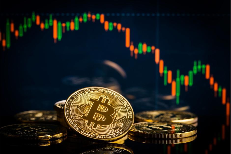 Con la caída de la bolsa de valores ocurrida las últimas horas en el suceso conocido como el "Lunes negro", también cayó el precio del Bitcoin. (Foto: Canva/Soy502)