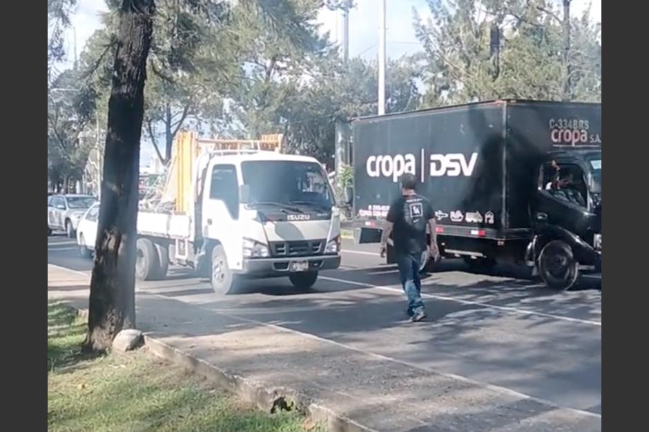 Un hombre fue captado deambulando entre los carros en el Anillo Periférico. (Foto: redes sociales)&nbsp;