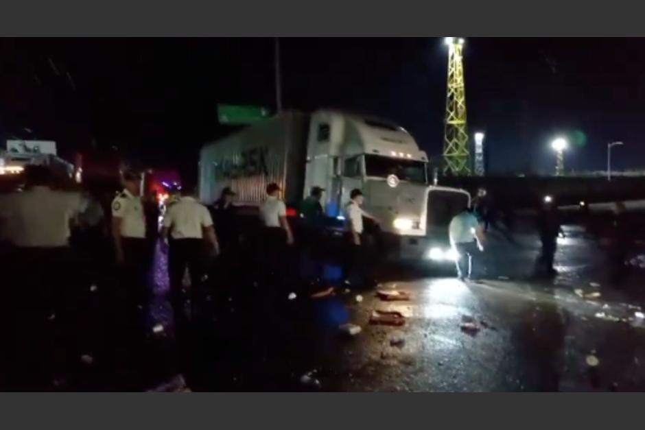 Las fuerzas de seguridad desalojaron a quienes bloqueaban el paso del trasporte frente a la Empresa Portuaria Santo Tomás de Castilla. (Foto: Redes sociales/Soy502)