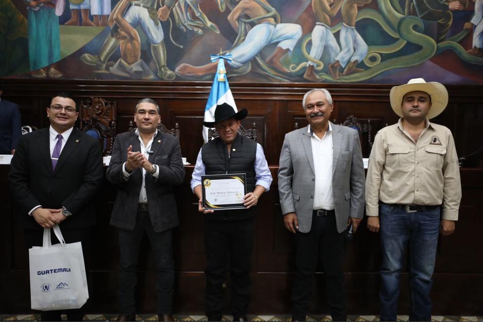 Diputados de la Comisión de Agricultura del Congreso condecoraron a José Manuel López Morales, "Che Manuel" un narcotraficante condenado en EE.UU. (Foto: Organismo Legislativo)