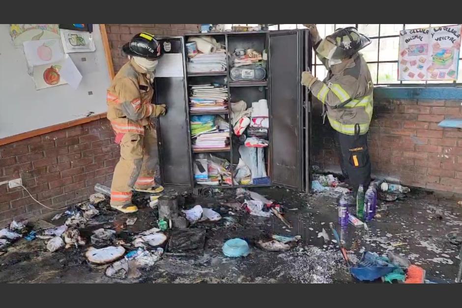 El salón de sexto primaria de una escuela en la zona 13 se incendió la tarde de este jueves. (Foto: Bomberos Voluntarios)