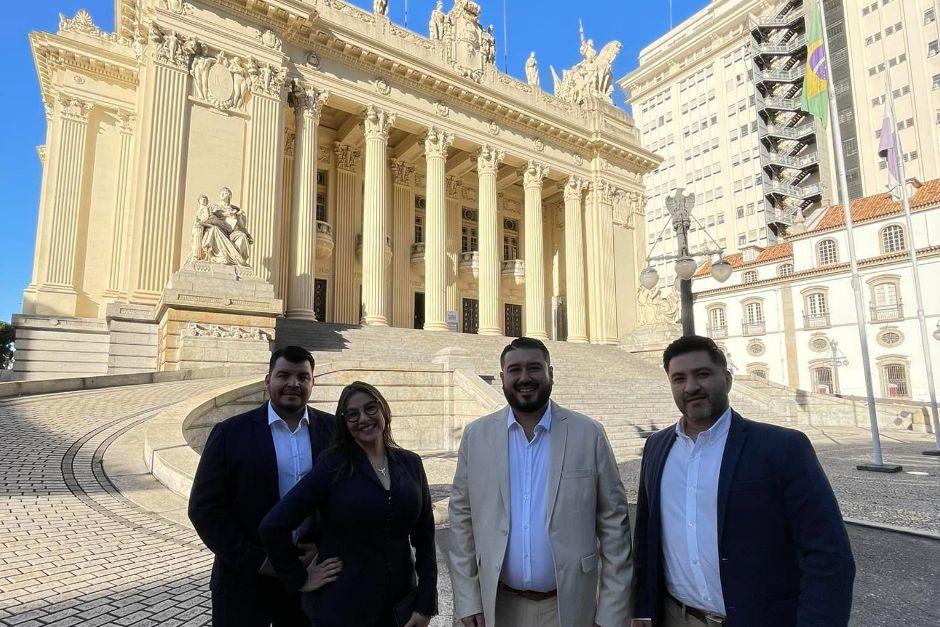 La diputada Shirley Rivera, junto al exalcalde de Villa Nueva, Javier Gramajo; el excandidato a alcalde de FCN-Nación, Hugo Bollat; y un acompañante más, frente a la Asamblea Legislativa de Río de Janeiro, Brasil. (Foto: Shirley Rivera)