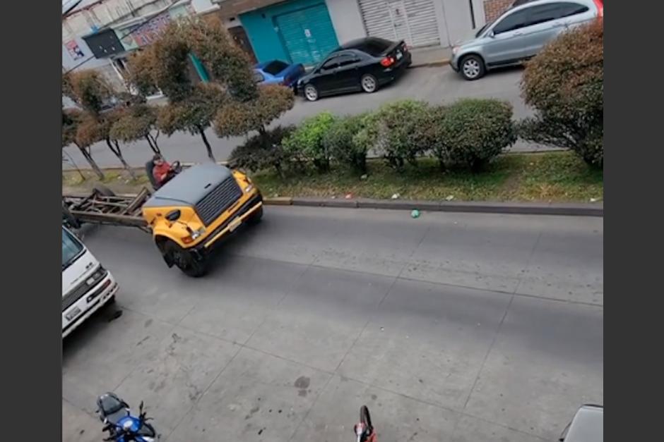 Graban a un peculiar vehículo transitar por Guatemala. (Foto: captura de video)