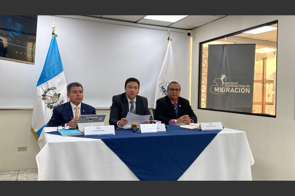 Las autoridades del Instituto Guatemalteco de Migración anuncian nuevos servicios en línea. (Foto: IGM/Soy502)