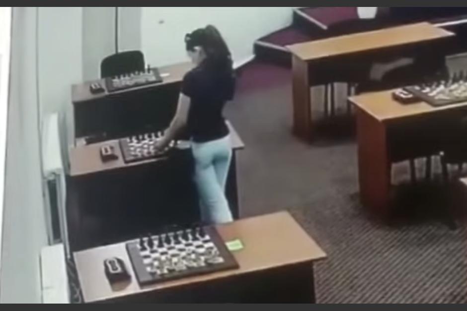 La ajedrecista colocó mercurio sobre el tablero de su contrincante, y todo quedó grabado. (Foto: captura de video)