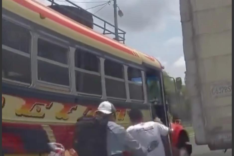 Ayudante de bus es atropellado en pleno tránsito. (Foto: captura de video)