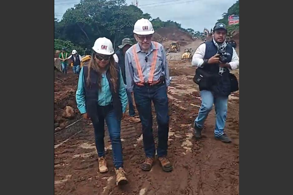 Félix Alvarado visita los trabajos en el kilómetro 44 de la autopista Palín - Escuintla. (Foto: Redes sociales/Soy502)