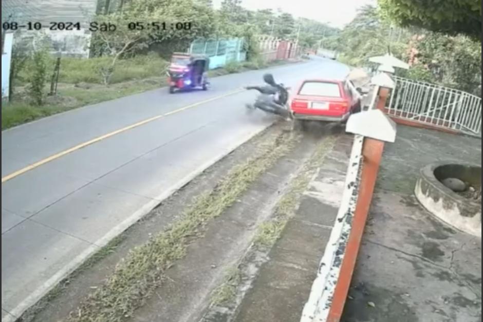 Cámaras de videovigilancia captan accidente de dos personas que se conducían en motocicleta. (Foto: Captura de video)