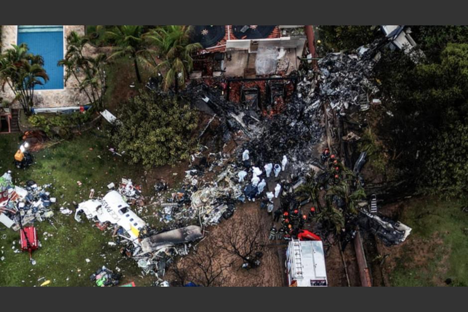 Vista aérea del avión que se estrelló en Brasil. (Foto: AFP)