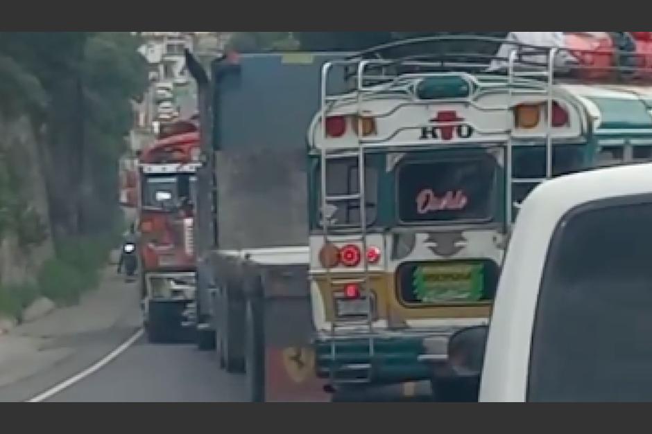 Graban imprudencias de piloto de buse extraurbano y tráiler. (Foto: captura de video)