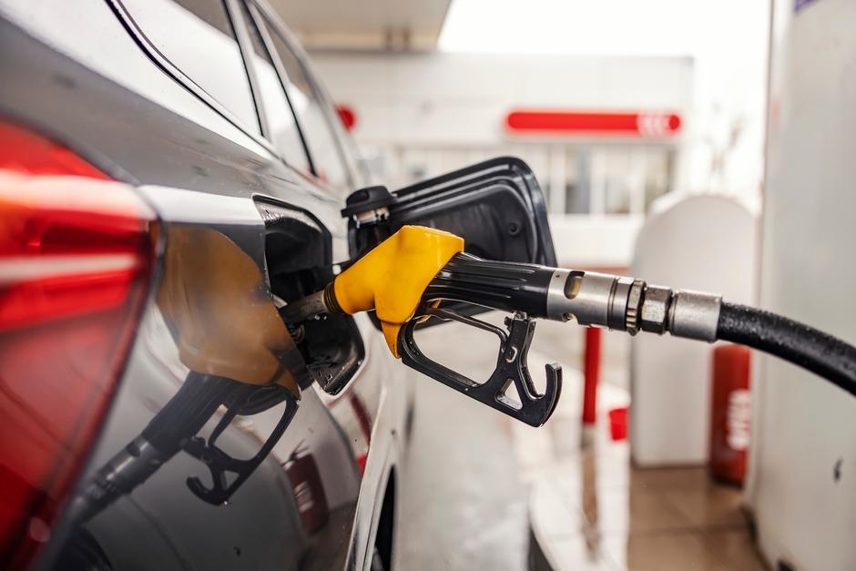 Este 10 de agosto, los automovilistas vieron reflejado el ajuste en distintas estaciones de combustible. (Foto: Shutterstock)