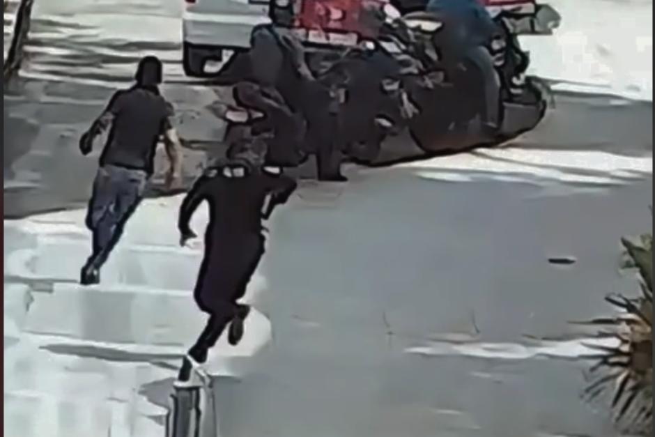 El hombre intentó darse a la fuga por las calles y avenidas de la zona 10. (Captura video)