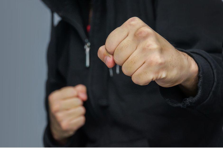 Dos hombres protagonizaron una pelea en medio del tránsito de la ruta al Pacífico. (Foto ilustrativa: Shutterstock)