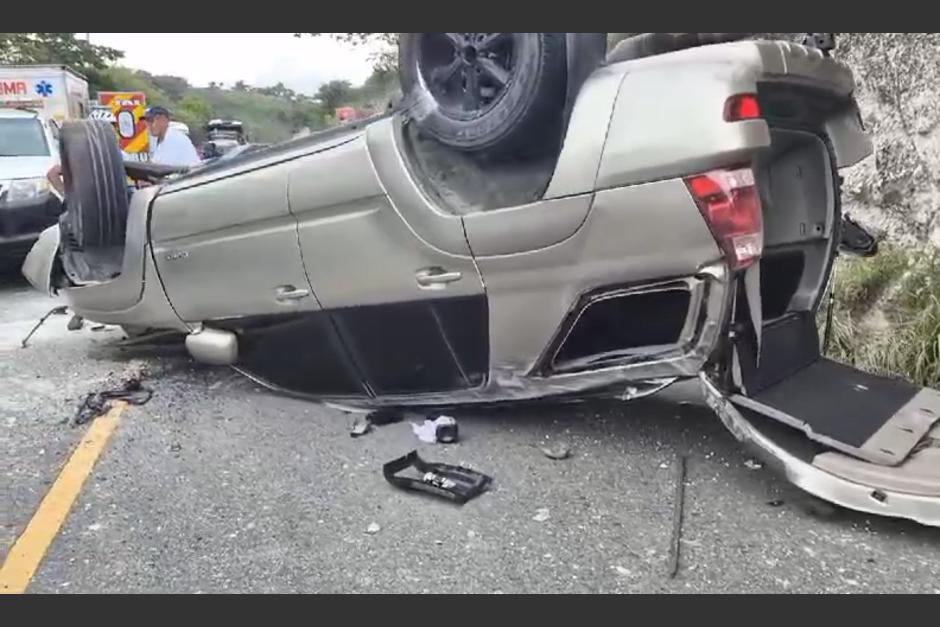 Un vehículo particular y una motocicleta protagonizaron un fatal accidente de tránsito. (Foto: Bomberos Voluntarios)