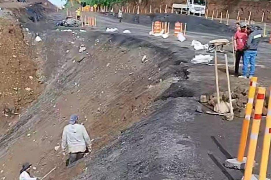 El paso parcial por la Autopista Palín-Escuintla fue suspendido de nuevo por las lluvias. (Foto: RRSS)