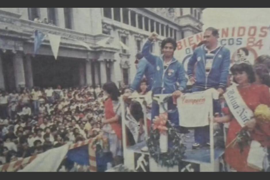 El boxeador Carlos Motta Taracena fue recibido por una gran multitud en la Plaza de la Constitución en 1984. (Foto: RRSS)