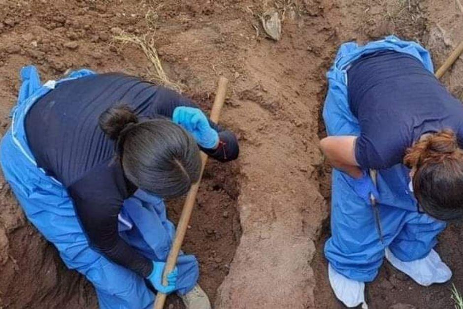 Especialistas forenses de El Salvador buscan los restos de los esposos que fueron enterrados en el patio de su casa. (Foto: RRSS)