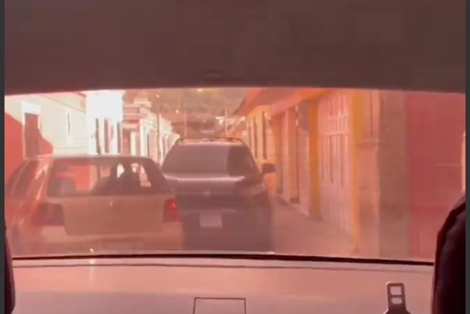 Un carro es captado mientras conducía contra la vía. (Foto: captura de video)