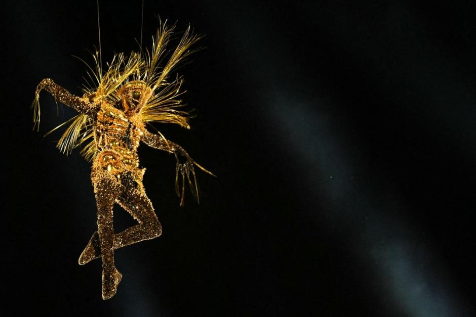 El viajero dorado sorprendió a los televidentes y asistentes que presenciaron la ceremonia de cierre de París 2024. (Foto: AFP)