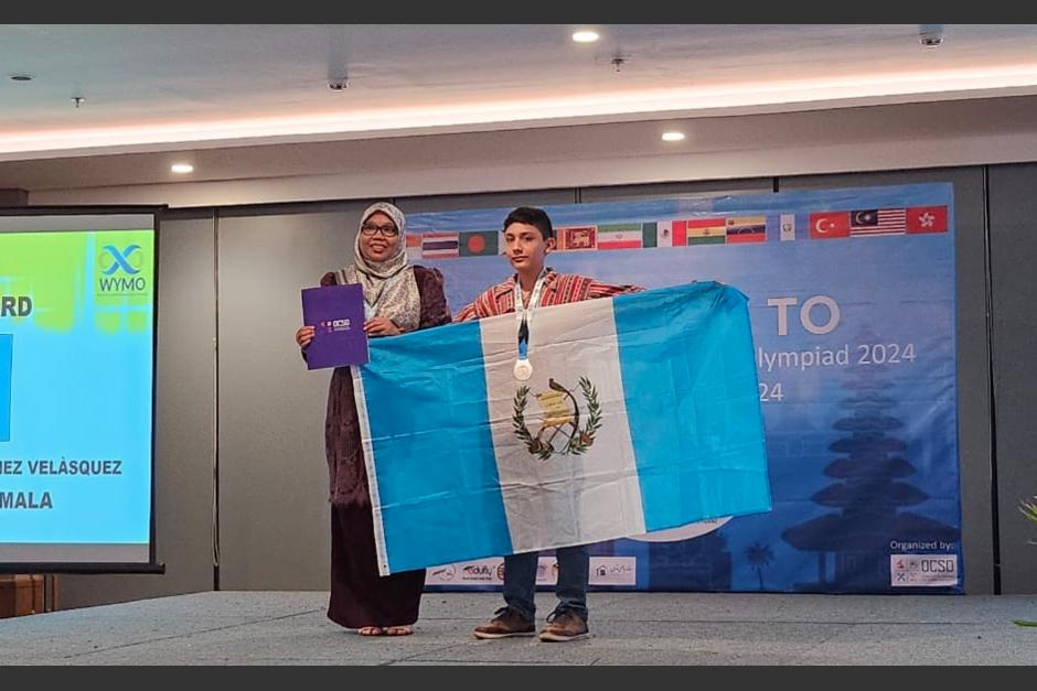 El niño guatemalteco, Santiago Martínez, ganó una medalla de plata en la Olimpiada Mundial de Jóvenes Matemáticos 2024. (Foto: Facebook/Javier Martínez)