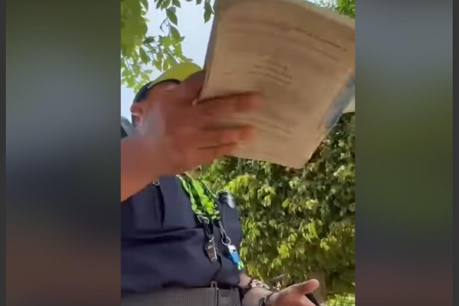 Un PMT fue sorprendido cuando pedía soborno a un conductor. (Foto: Captura de video)