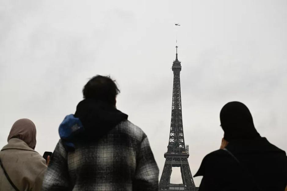 Un escalador subió a la Torre Eiffel y obligó una evacuación en el lugar. (Foto ilustrativa: AFP)