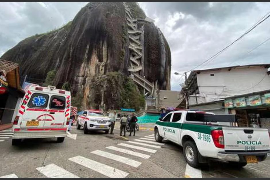 Una mujer murió mientras subía la Piedra del Peñol en Colombia. (Foto:&nbsp;Bomberos de El Peñol)