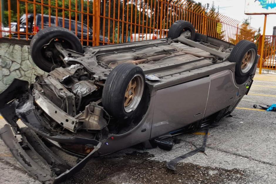 Por causas que no se establecieron, el carro se estrelló y volcó dentro del centro comercial en Mixco. (Foto: Mynor Espinoza/Muni Mixco)