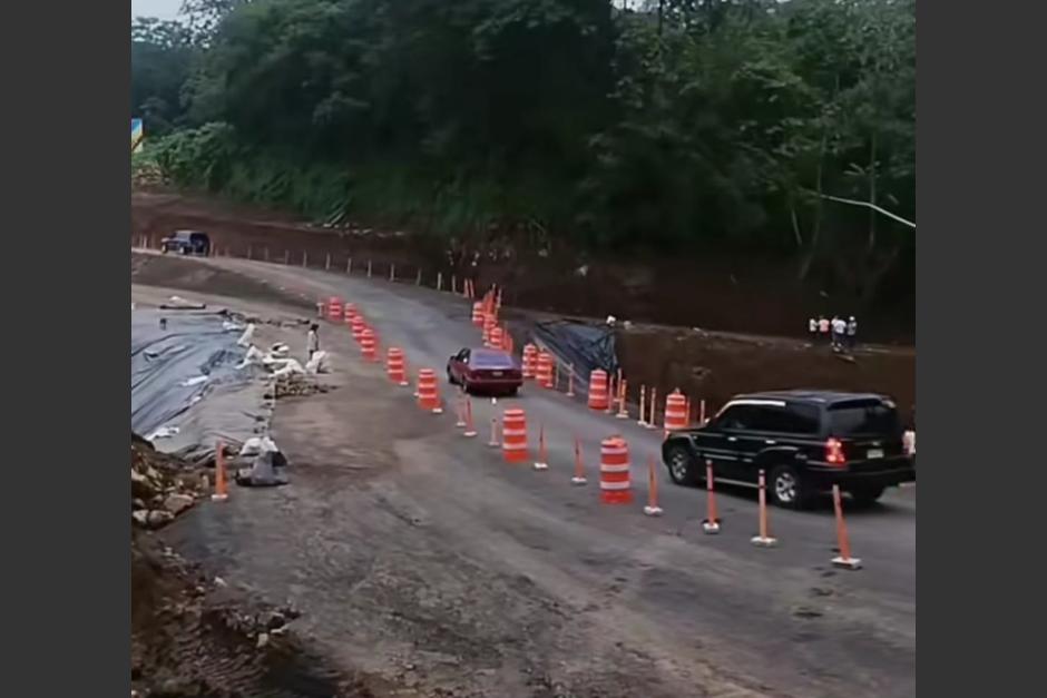 Mientras continúan las reparaciones en el kilómetro 44 de la autopista a Palín, se discuten sobre las responsabilidades en los trabajos. (Foto: Cortesía)