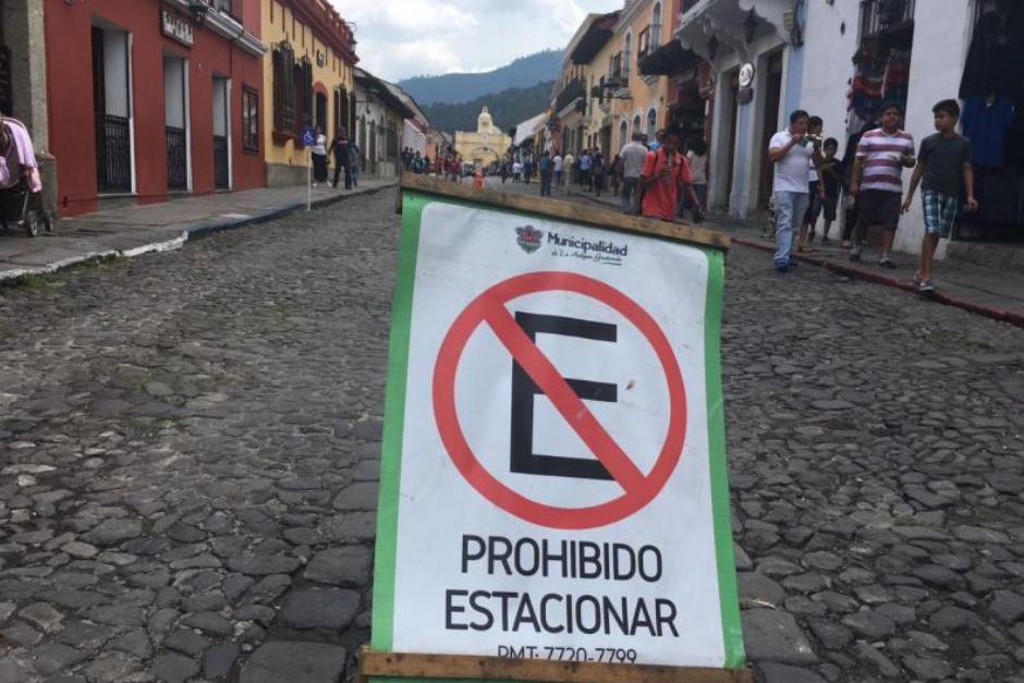 Para evitar sanciones al parquearse en Antigua Guatemala debes cumplir con estos lineamientos. (Foto: Fredy Hernández/Soy502)