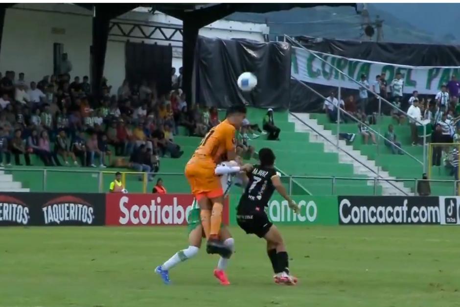 El portero de los coloniales tuvo una mala decisión que le costó el gol en contra. (Captura Video)