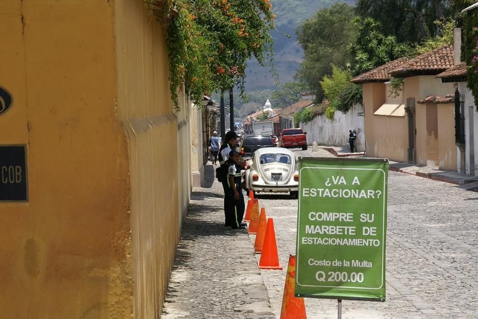 Conoce cómo obtener el marbete para estacionarte de forma virtual en la vía pública en Antigua Guatemala. (Foto: Wikimedia Commons)