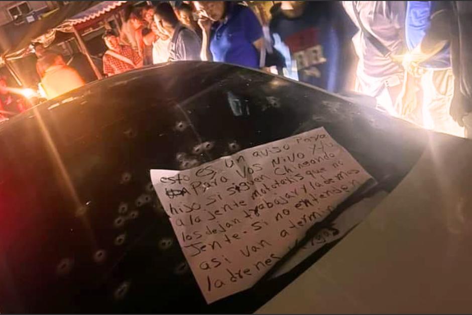 Un manuscrito fue dejado en un carro luego que hombres armados lo perforaron con más de 50 disparos en Huehuetenango. (Foto: redes sociales)&nbsp;